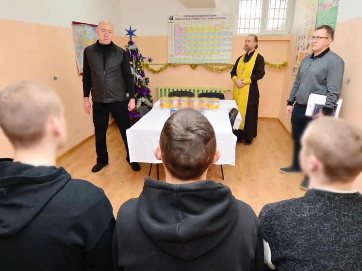 Несовершеннолетних в СИЗО-1 с наступающим Новым годом поздравил Уполномоченный по правам человека в Республике Крым