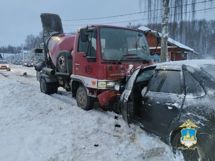 Костромские ДТП : при столкновения «Лады Гранта» с бетоновозом пострадали пять человек