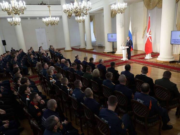 Дмитрий Миляев вручил сотрудникам МЧС региональные награды