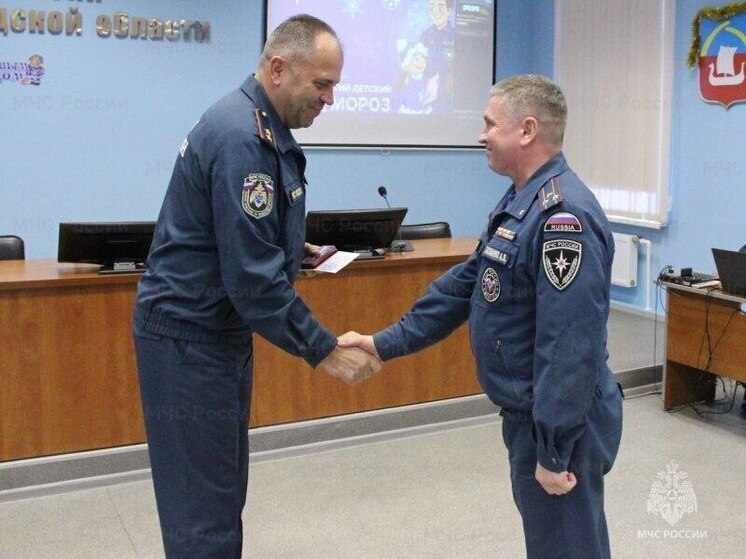 Сотрудники МЧС Ленобласти провели торжественное совещание к 35-летию ведомства