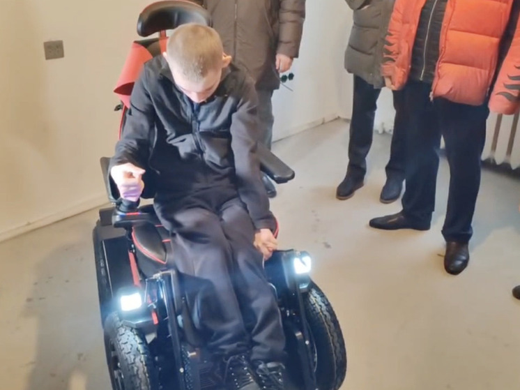 Новосибирский инвалид детства получил специализированную коляску-вездеход после многолетнего ожидания