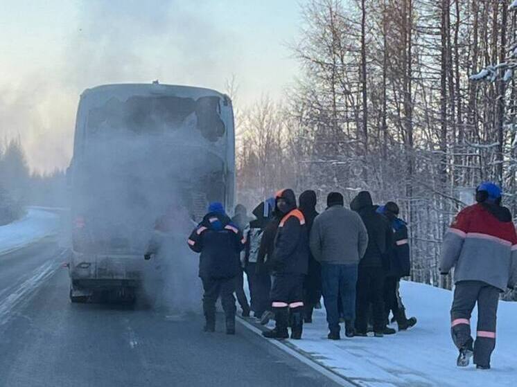 Автоинспекторы Ноябрьска спасли 43 пассажира автобуса в сильный мороз