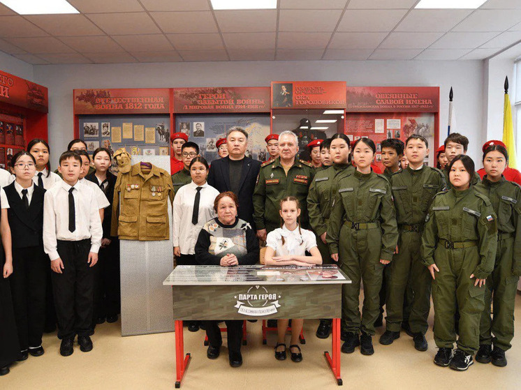 В школе Элисты открыли Парту Героя