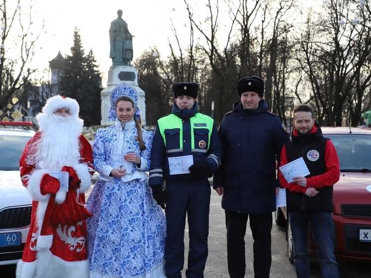 Полицейские в костюмах напомнили псковским водителям о безопасности