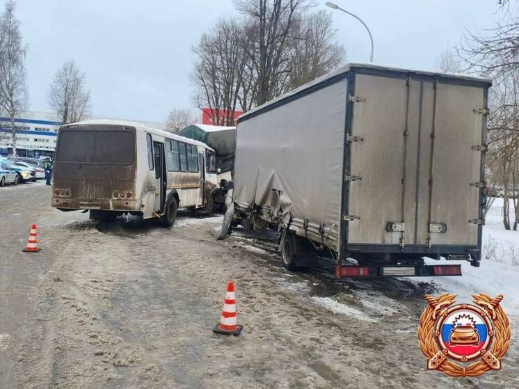 Появились фото с места аварии в Твери, где автобус врезался в грузовики