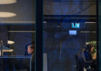 Большинство россиян — 64% — смотрят на служебные романы сквозь пальцы