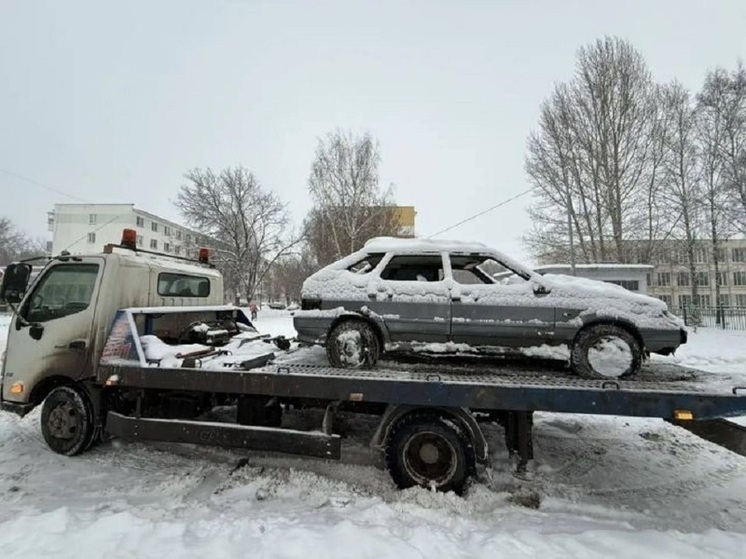 В Набережных Челнах эвакуируют машины, затрудняющие уборку снега с проезжей части