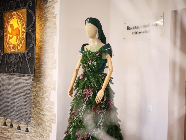 «Женщина-ёлка» украсила главное здание псковского музея-заповедника