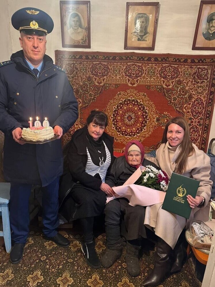 Работники прокуратуры поздравили жительницу Херсонской области со 100-летним юбилеем