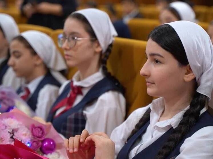 В Грозном вручили гранты мэра города 50 одарённым школьникам