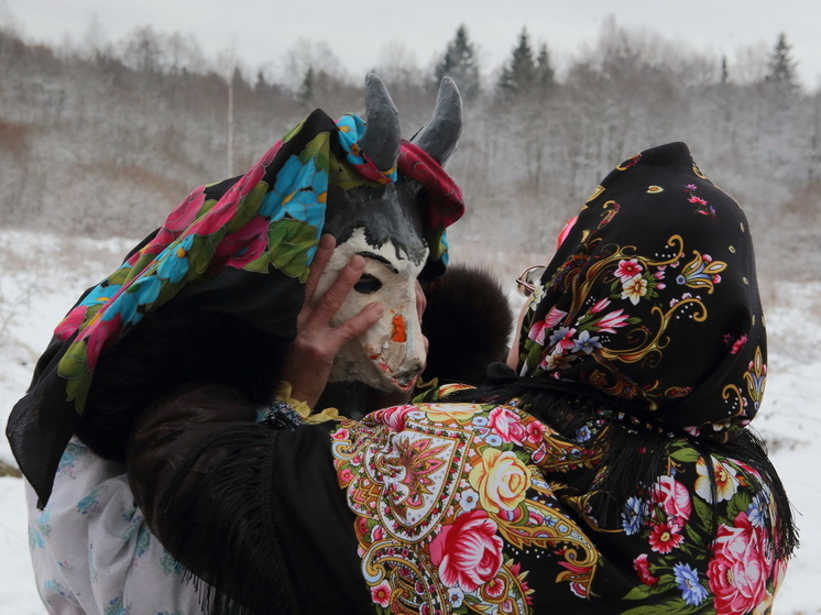 Россиянам объяснили правила колядования