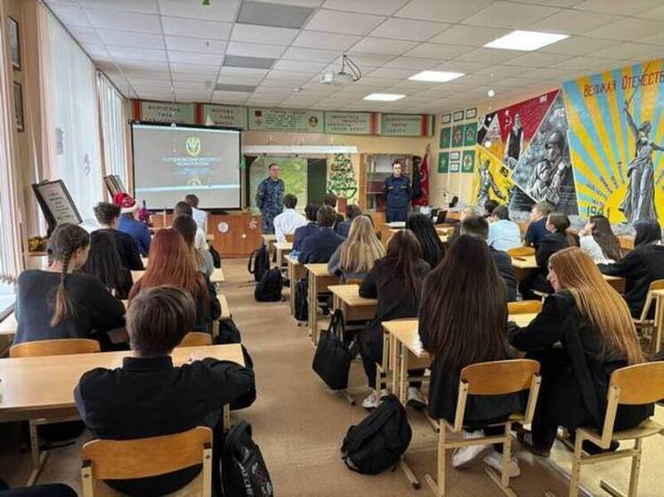 Сотрудники УФСИН рассказали тамбовским старшеклассникам о карьере в системе исполнения наказаний