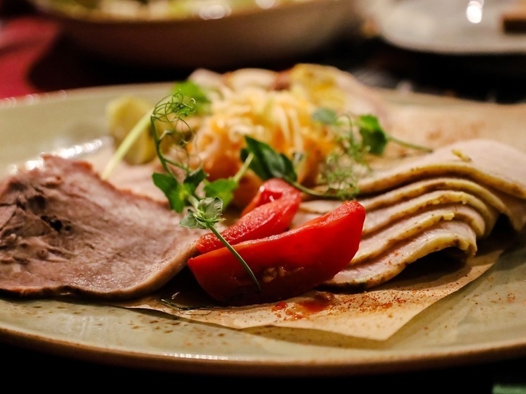 Эксперт Кашух: долго стоящие на новогоднем столе салаты, мясные и сырные нарезки угрожают здоровью