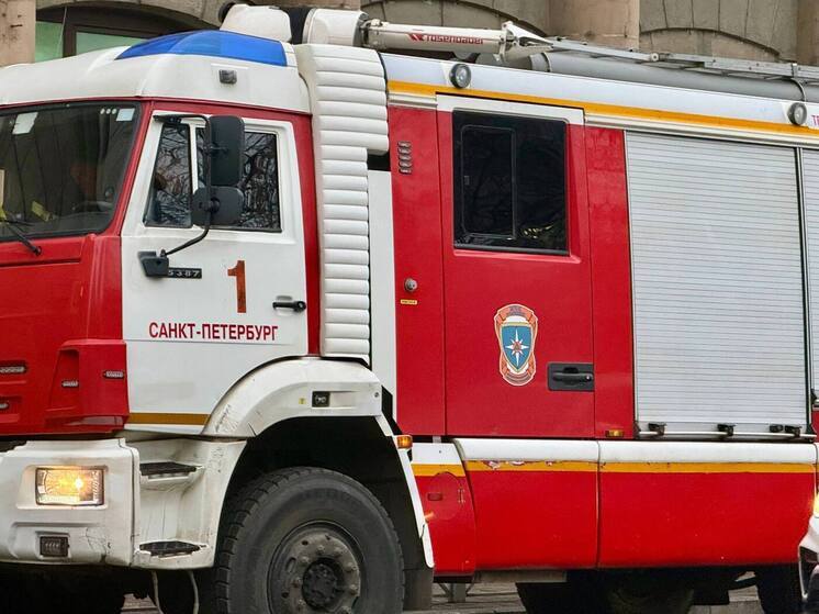 В Петербурге крупный пожар в Кировском районе потушили за 5 часов