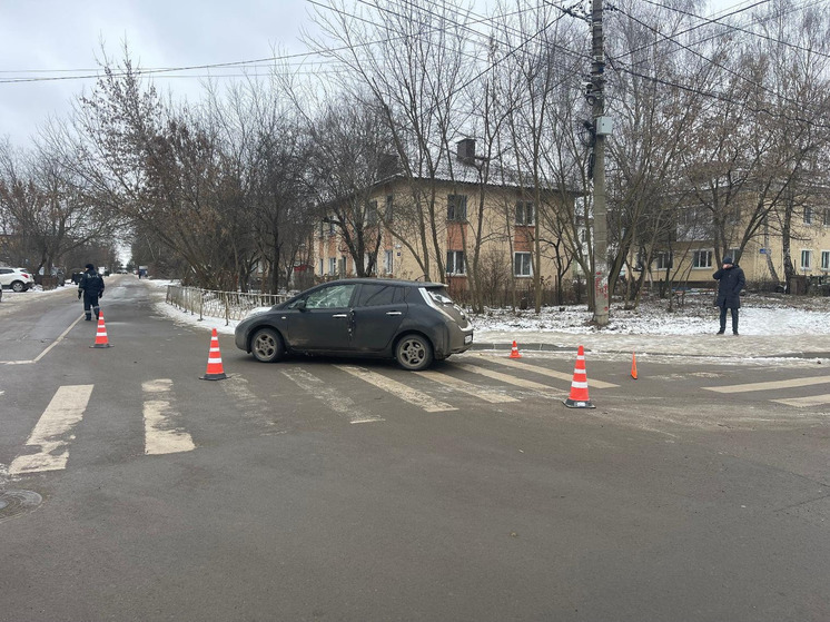 В Орле на регулируемом перекрестке водитель авто сбил пешехода