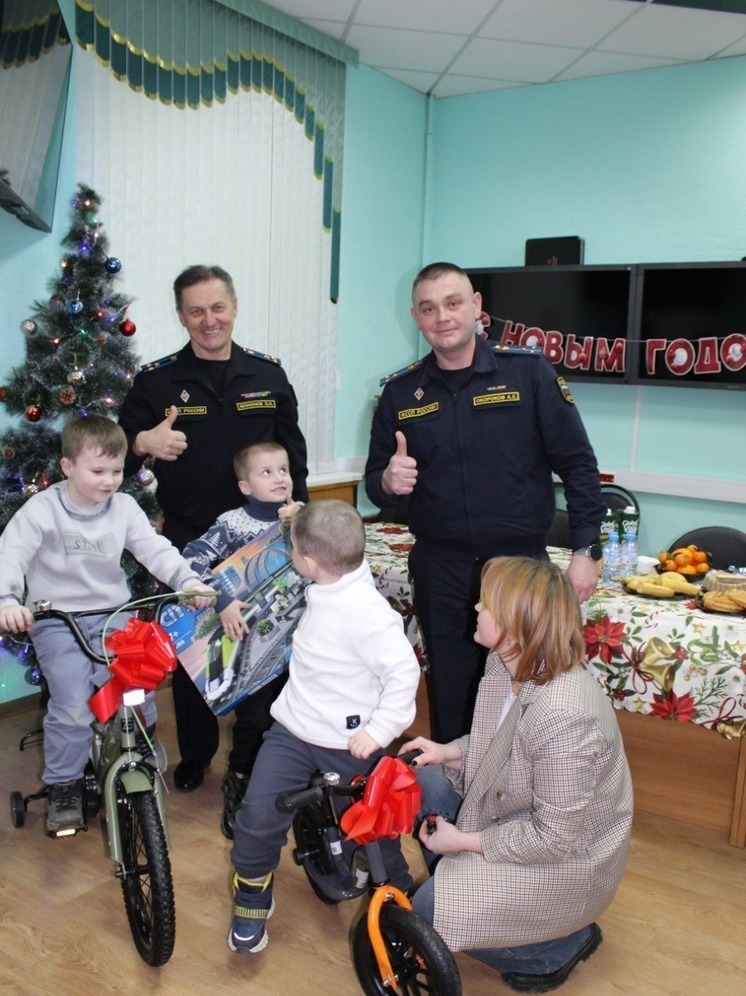 Главный пристав Тульской области вручил подарки детям в рамках новогодней акции