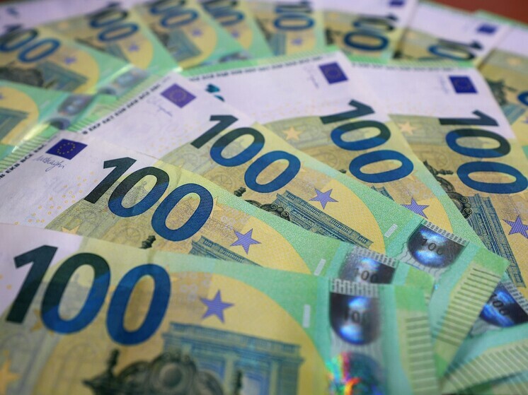Официальный курс евро опустился до минимума за две недели