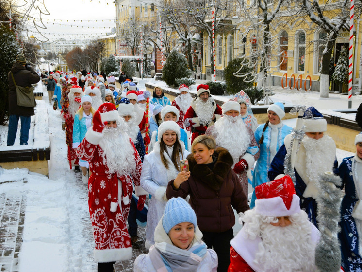 В Орле прошло шествие Дедов Морозов и Снегурочек