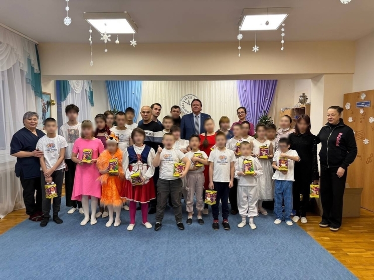Олег Галин  поздравил маленьких пациентов РКПБ