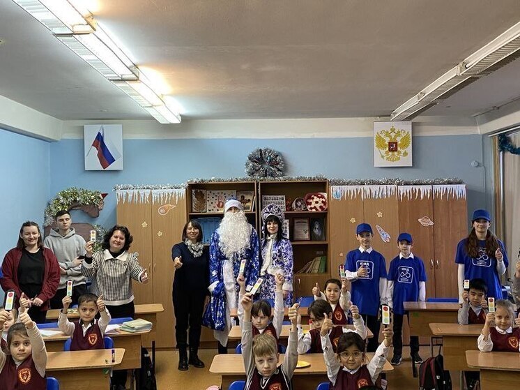 Калужский лицей посетил полицейский Дед Мороз