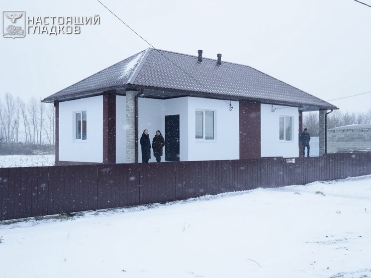 Гладков вручил семь ключей от нового жилья жителям Прохоровского округа