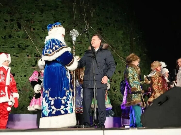 Сергей Верещагин зажег огни на главной ёлке Красноярска вместе с горожанами