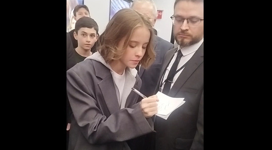 15-летняя звезда на спецпоказе: Виталия Корниенко в оцеплении из 4 охранников