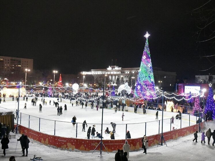 Главная 25-метровая елка Оренбурга зажглась на площади Ленина