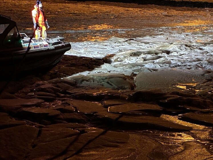 Спасатели разрушили ледяную шугу на реке Оять