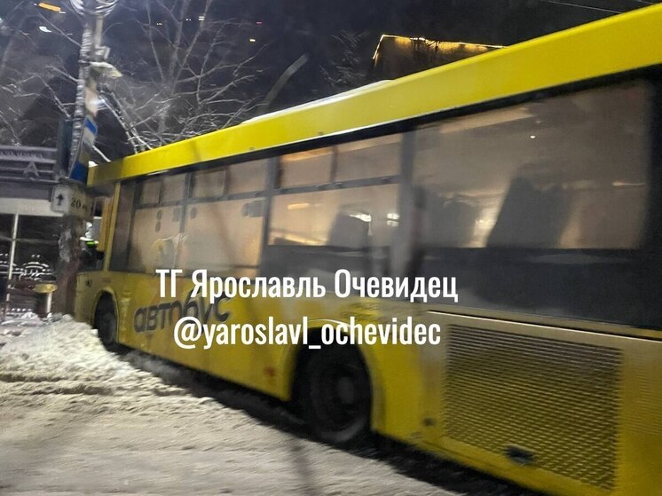 Рейсовый ЯАвтобус протаранил остановку у областной клинической больницы