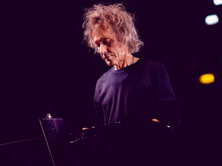 На 66-м году жизни умер гитарист и клавишник группы The Cure Перри Бэмоунт