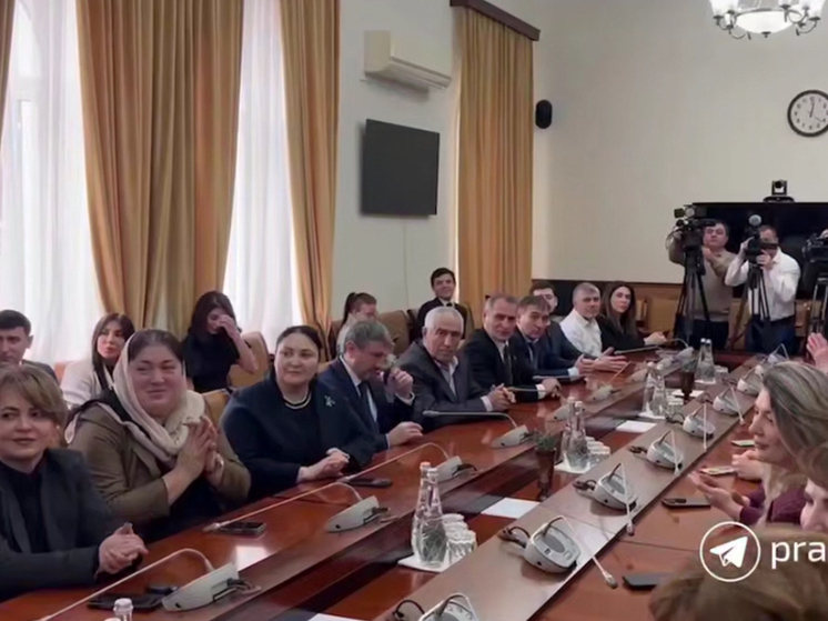 Трём артистам ансамбля «Лезгинка» вручили Почётные грамоты Правительства Дагестана