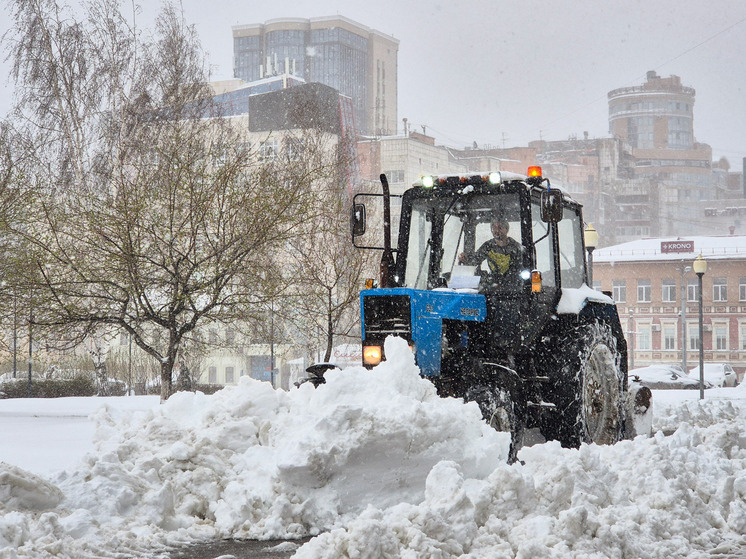 Уфимский тракторист рисует снежные валентинки для студентов вуза