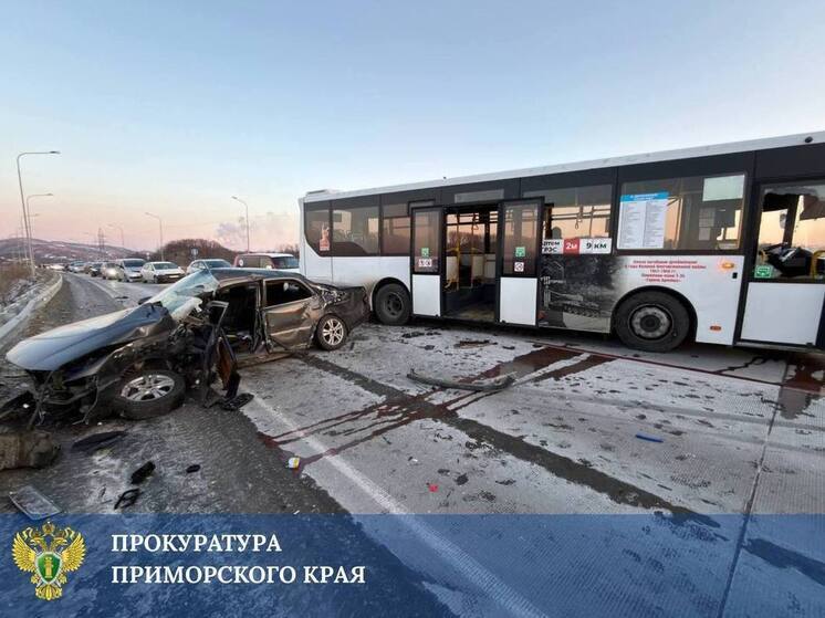 В Артеме легковушка сбила пассажирский автобус: есть пострадавший