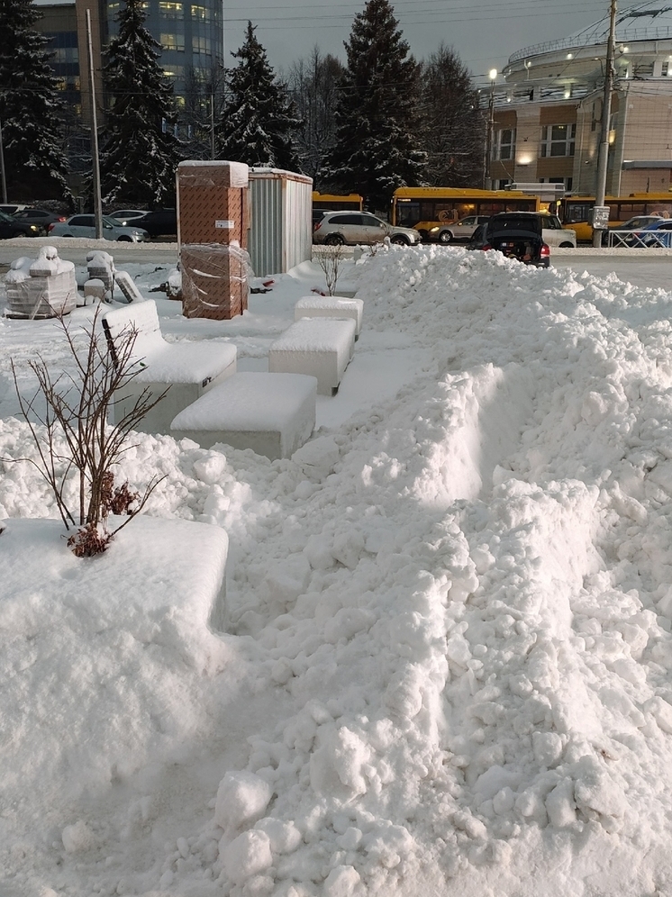 В Ярославле на площади Труда устроили снежный склад