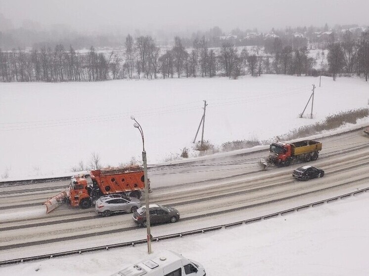 На региональные дороги Подмосковья для уборки снега вышло более 500 единиц спецтехники