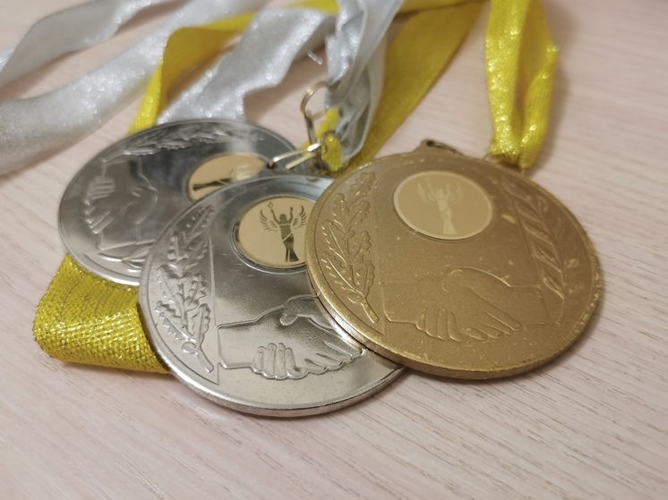 На чемпионате Хакасии тяжелоатлеты разыграли почти 40 медалей