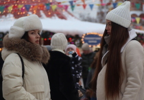 В последние дни уходящего года, 28 декабря, православный мир вспоминает святого Трифона Печенгского. В миру — Митрофан, услышавший однажды внутренний голос, призвавший его нести свет христианства на суровый Кольский полуостров, где он основал монастырь и посвятил жизнь служению. В народной традиции этот день — особый рубеж, когда солнце, по поверьям, начинает понемногу «отвоевывать» у ночи свое время. Это день моряков и заветных желаний.