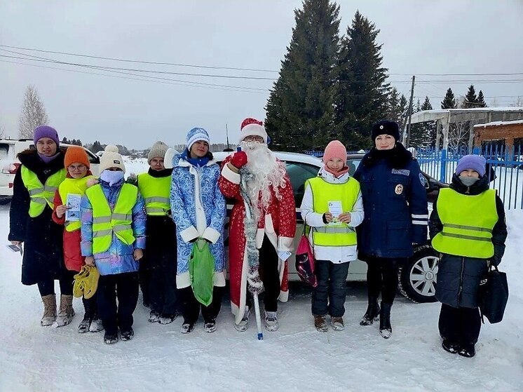 В Новосибирске Дед Мороз напомнил школьникам о безопасности на дорогах