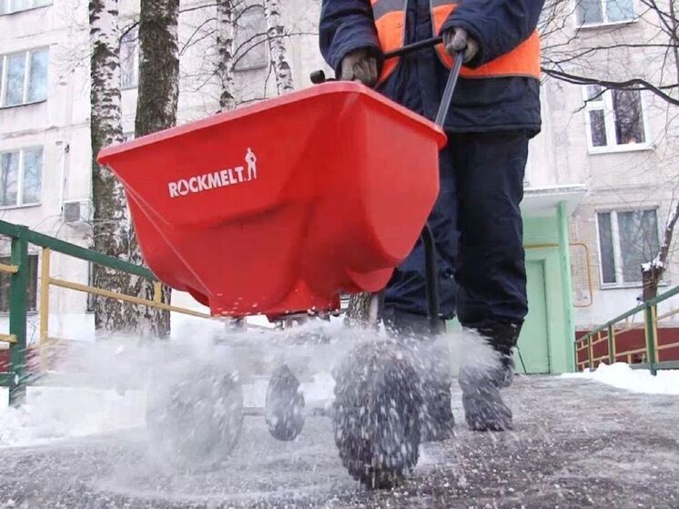 Власти рассказали, чем зимой обрабатываются дороги и тротуары