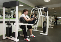 Праздники - это долгожданная пора отдохновения, веселья и развлечений, но они также могут быть чреваты напряжением физическим и моральным. Американка Дана Сантас, сертифицированный специалист по силовым упражнениям и коучингу в профессиональном спорте, а также автор книги “Практические решения для облегчения боли в спине” поделилась с каналом CNN полезными советами для тела и разума, которые помогут снять стресс, отечность и переутомление во время новогодних праздников.
