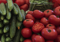 Когда крупные американские продуктовые сети отказываются от фруктов и овощей неправильной формы, считая их «несовершенными», тонны еды оказываются на грани выбрасывания. Компания из США нашла решение этой проблемы, создав онлайн-супермаркет, который спасает такие продукты и продаёт их со скидкой покупателям по всей стране.
