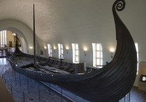 Прозванный «Ведром Будды» удивительный артефакт из знаменитого захоронения викингов в Осеберге (Норвегия) бросает вызов стереотипам об эпохе викингов как о времени изоляции и грабежей. Эта тысячелетняя реликвия открывает захватывающую историю о сложных культурных связях, загадочных символах и церемониальных тайнах элиты раннего Средневековья.
