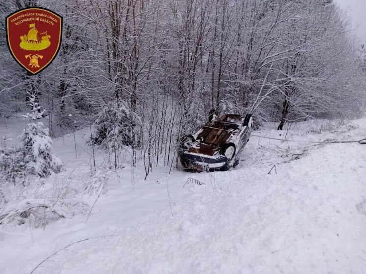 Костромские спасатели выручили пассажиров опрокинувшейся «Лады Гранта»