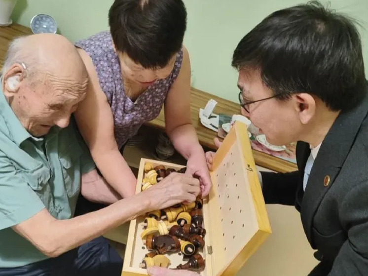 Ветеран Великой Отечественной войны Наум Слепцов получил поздравления с Новым годом