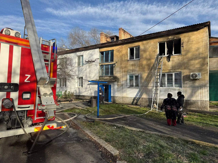 В Белогорске пожарные спасли человека из горящей квартиры