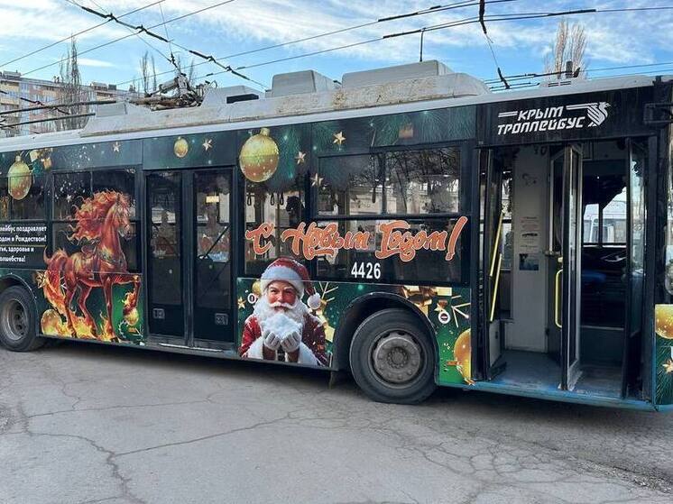 В городах Крыма на маршруты вышли новогодние троллейбусы