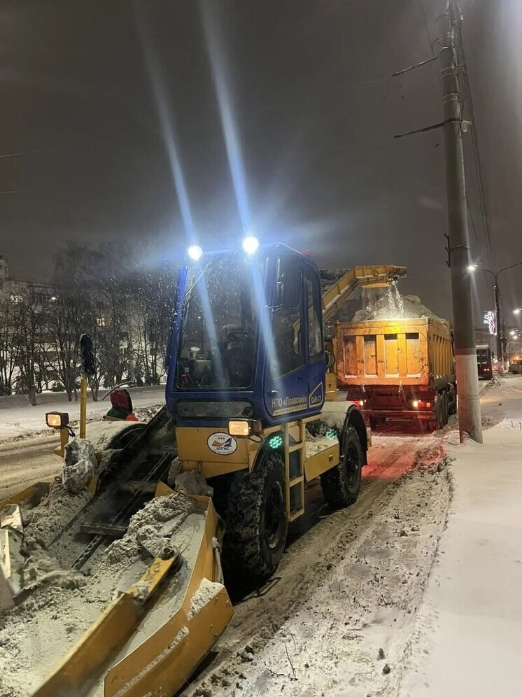 Чебоксары чистят от снега круглосуточно: в городе работает более 80 машин