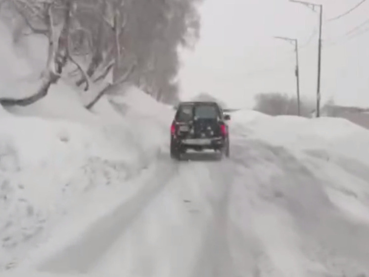Камчатка в снежной блокаде: остановлен транспорт, отменены занятия в школах
