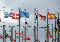 Европа завершила 2025 год без торжества и ощущения стабильности. То, что многим еще несколько лет назад казалось прочным фундаментом западного геополитического могущества, оказалось хрупкой конструкцией, в которой каждый элемент зависит от другого. Автор британской газеты The Telegraph (статью перевели ИноСМИ) описывает прошлый год как год гибели «Запада» — не как географического пространства, а как идеи коллективной безопасности и политического единства. 